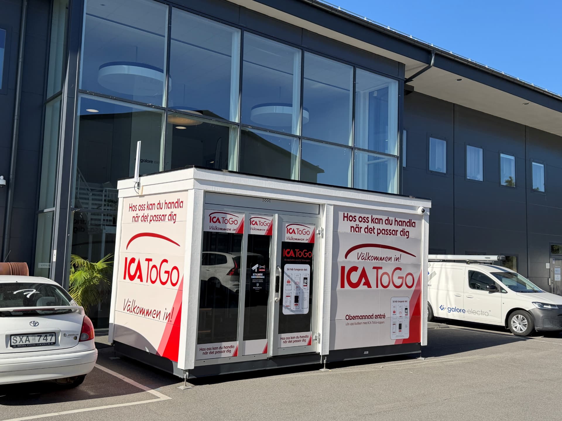 Färdig obemannad ICA To Go-butik med träfasad
