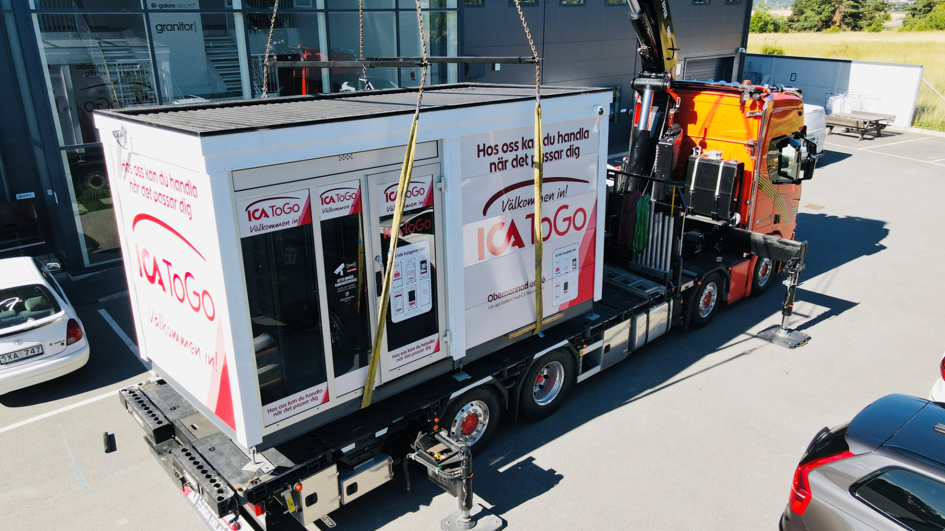 Containerbutiken lyfts på plats med kranbil